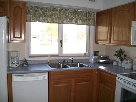 5th image of 18 Beachwood Bay Dr