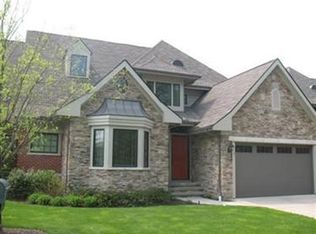 110 Donald Ross Dr, Lyndhurst, OH 44124