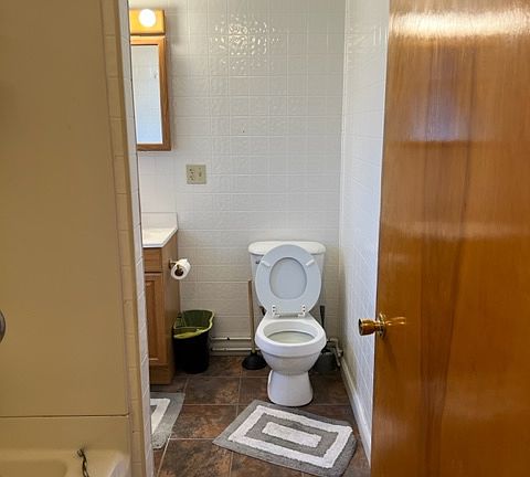 5th image of 90 Watkins Ave APT 2