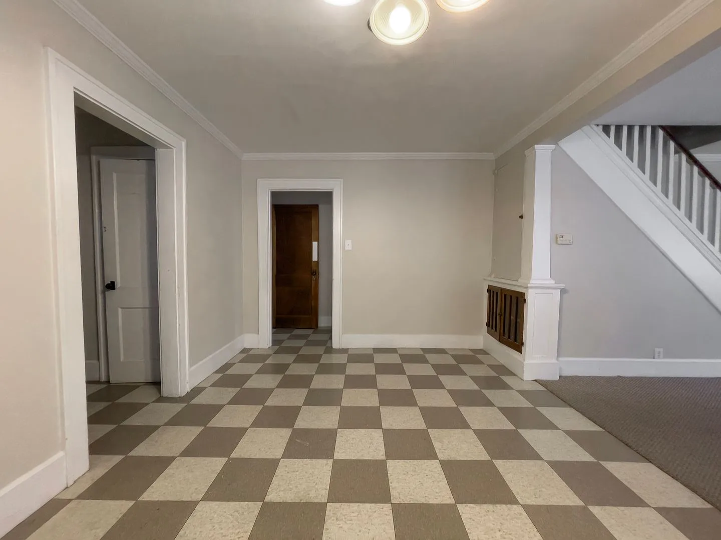 4 Bedroom House with a fenced in backyard and basement for extra storage, Close to Campus — Photo 4