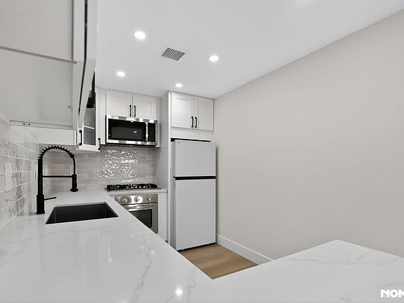 4th image of 212 E Florence Ave #B