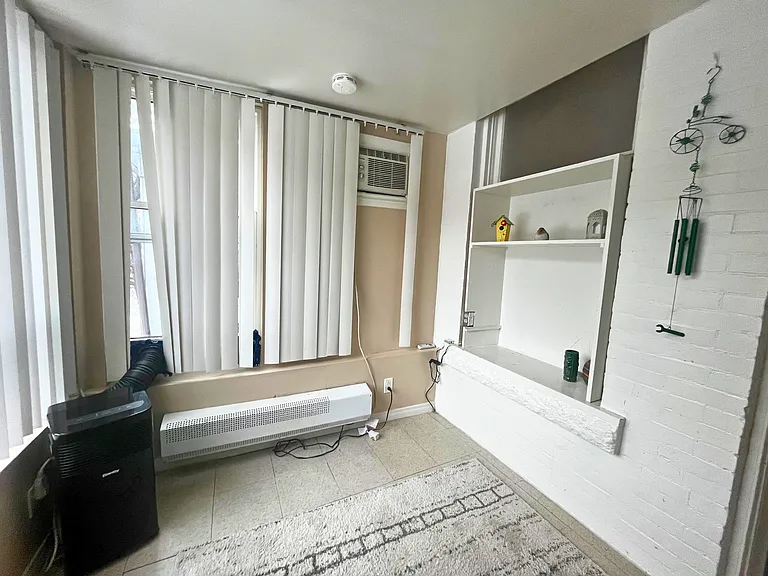 315 Frank St — Photo 9