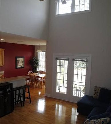 Living: 18 ft ceiling