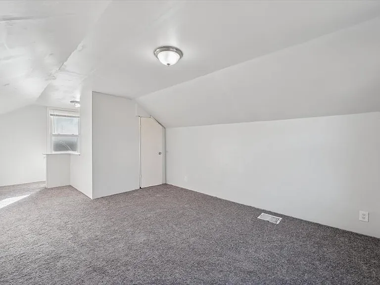 18627 Justine St — Photo 17