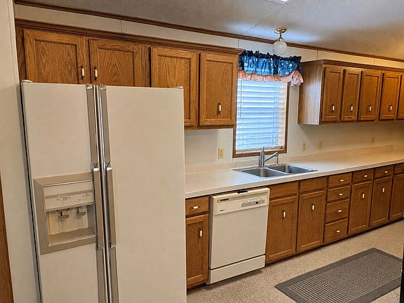3rd image of 84 Edgewater Ct