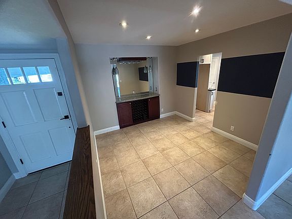 Bonus room with wine bar