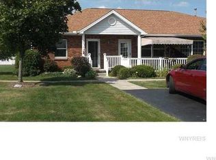 6805 Mulberry Ln, Lockport, NY 14094