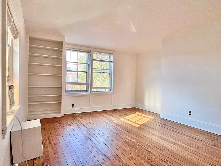 1018 Clinton St #3R — Photo 4