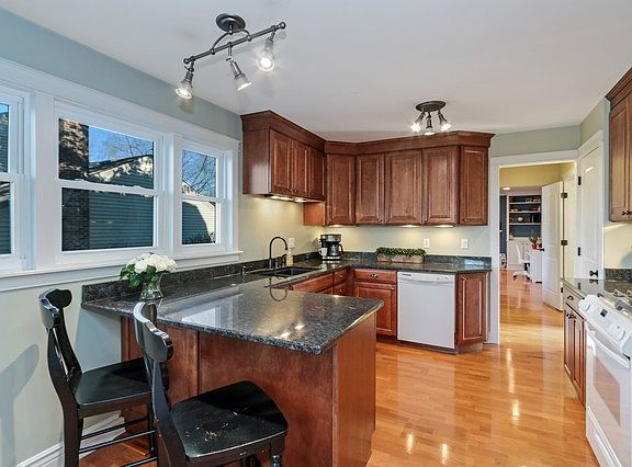 5th image of 510 Valley Park Dr