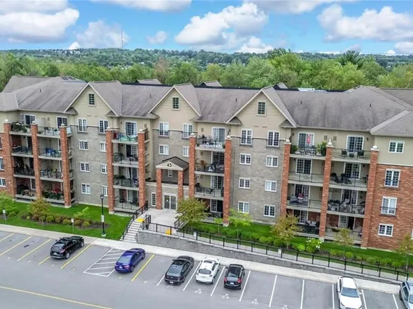 43 Ferndale Dr S #305, Barrie, ON L4N 5W6