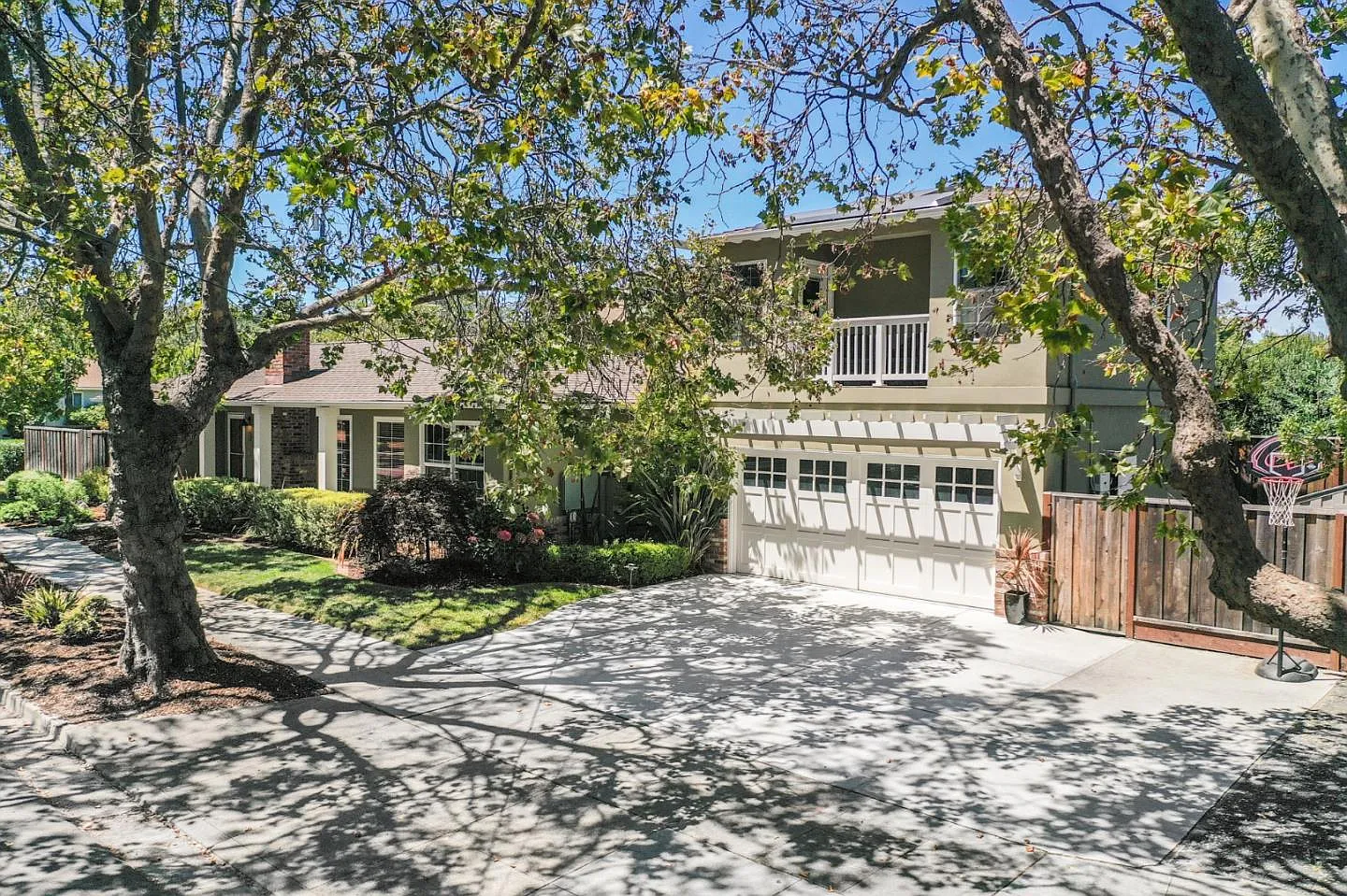 1130 James Ave photo 1