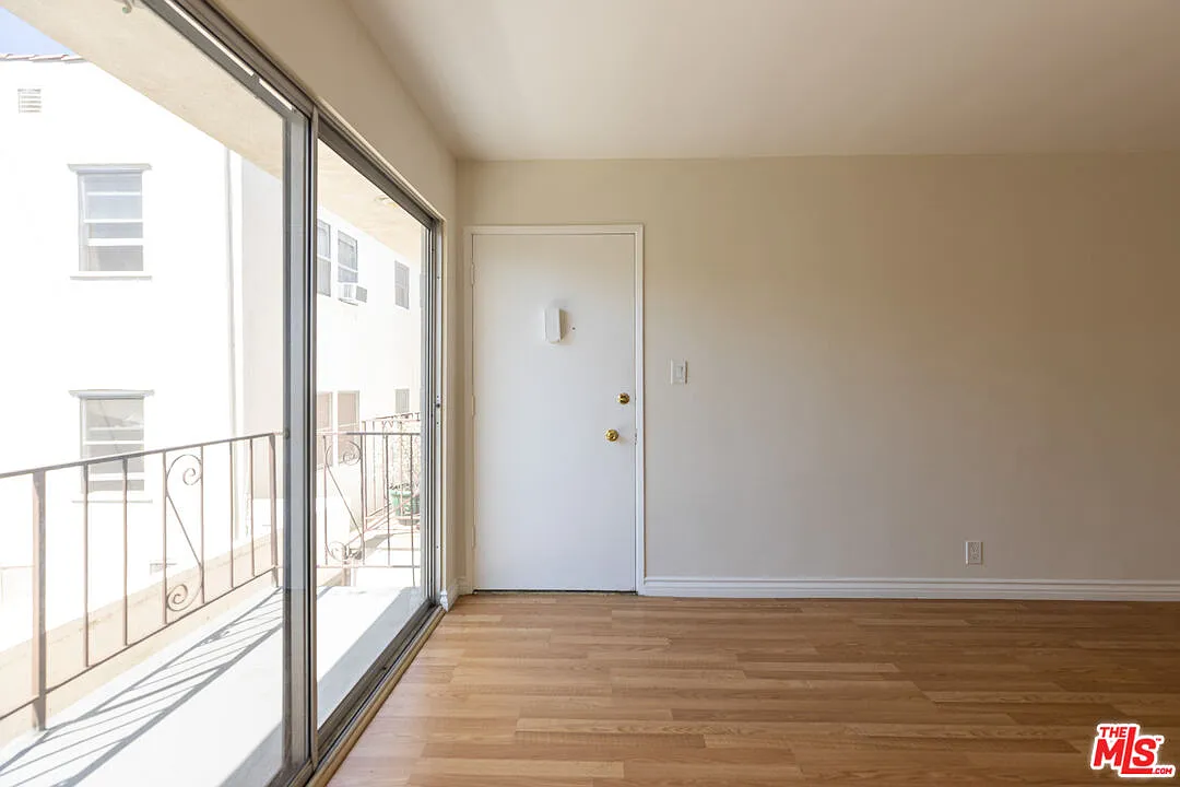 2 bed, 2.0 bath, 1000 sqft, $3,180 — Photo 2
