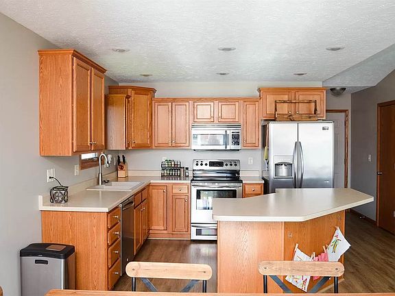 5th image of 106 Christopher Cir