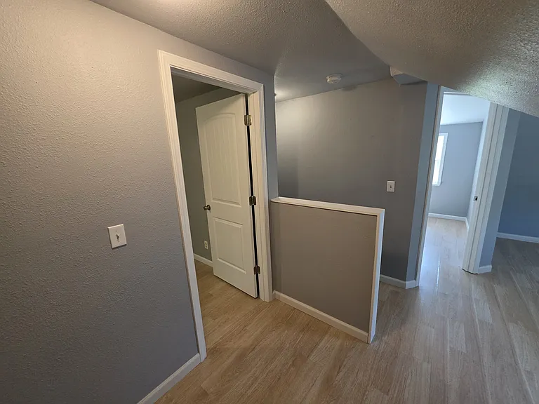 Upstairs landing showing doorways to 2 bedrooms