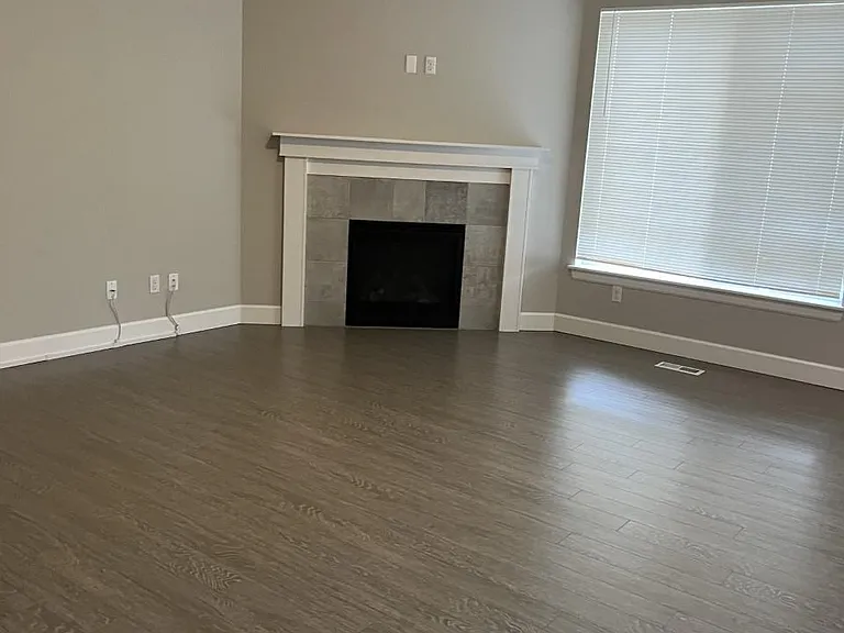 15411 Coles Ct SE — Photo 2