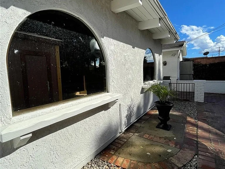 7359 Amestoy Ave — Photo 24