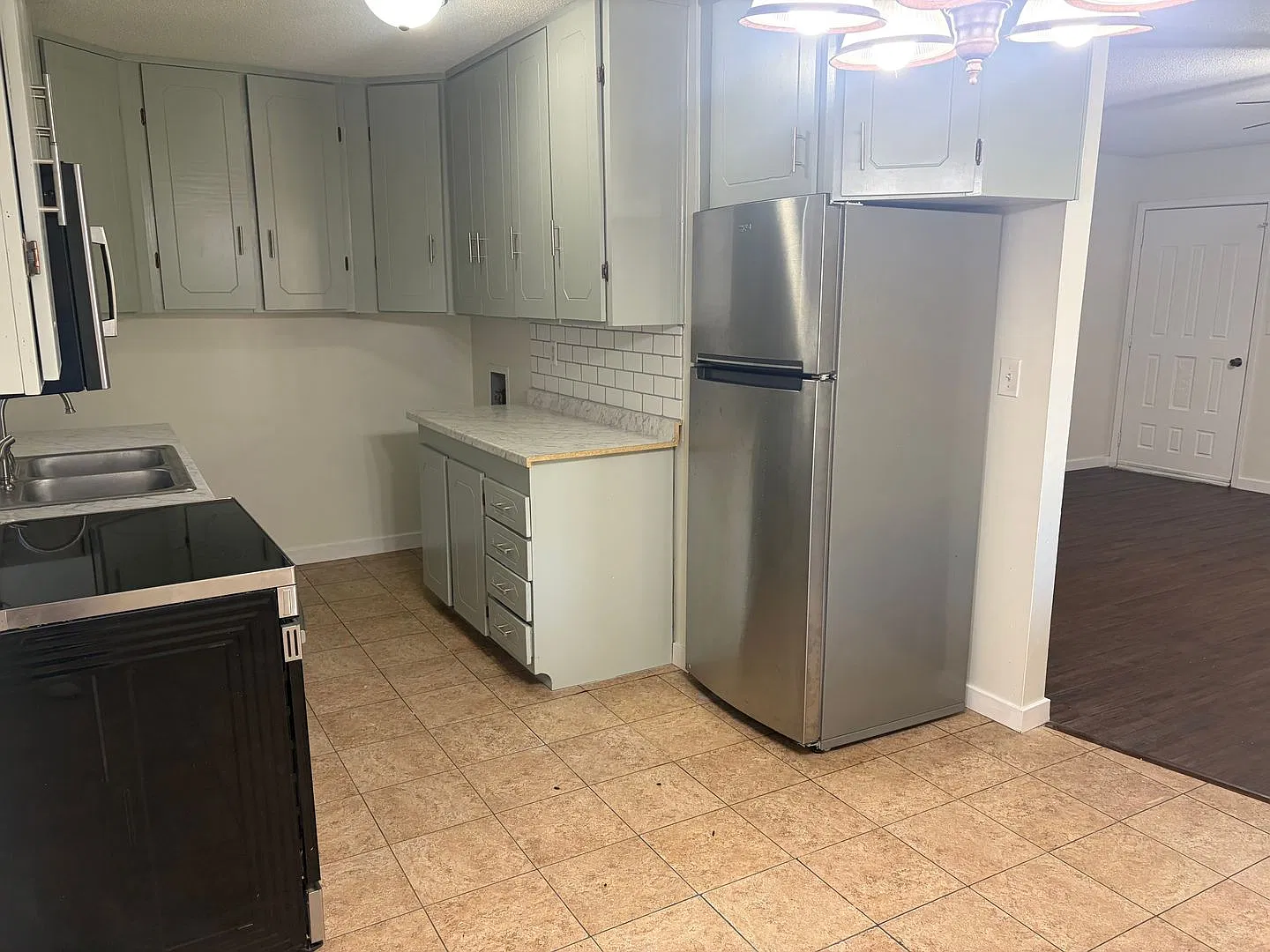 3 Bedroom and 1.5 Bathroom House — Photo 3