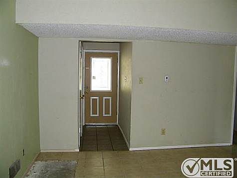 3rd image of 905 Willow Cir S