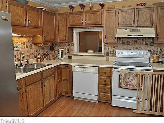 3rd image of 911 Shelby Dr APT C