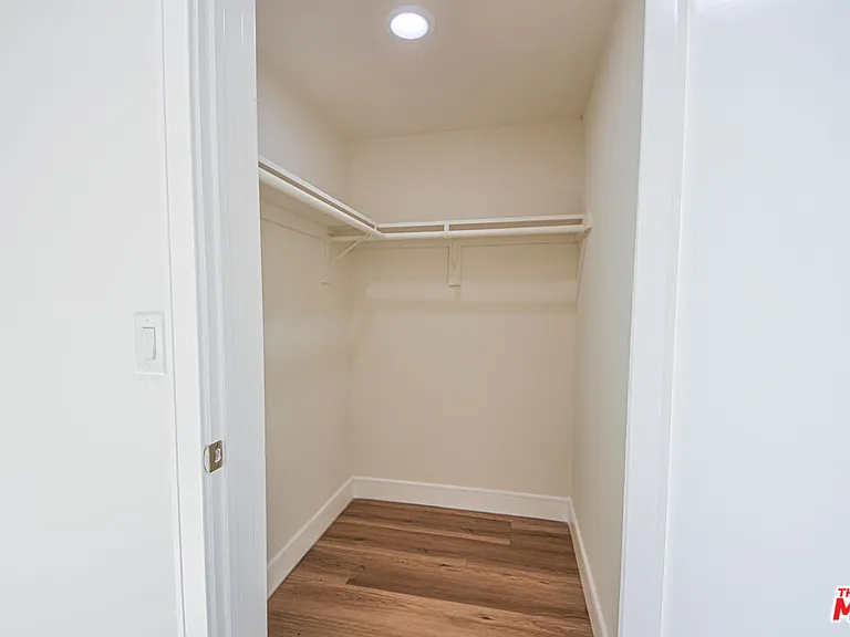 10801 Kling St — Photo 55