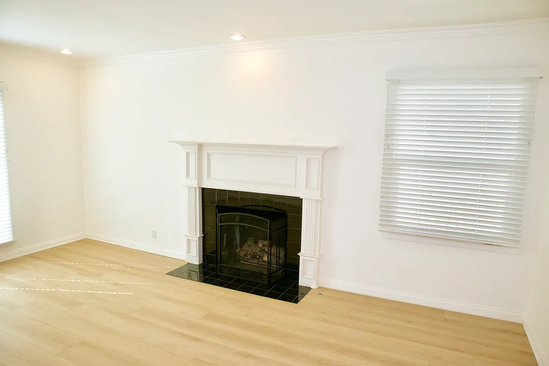 721 Ave A - . — Photo 3