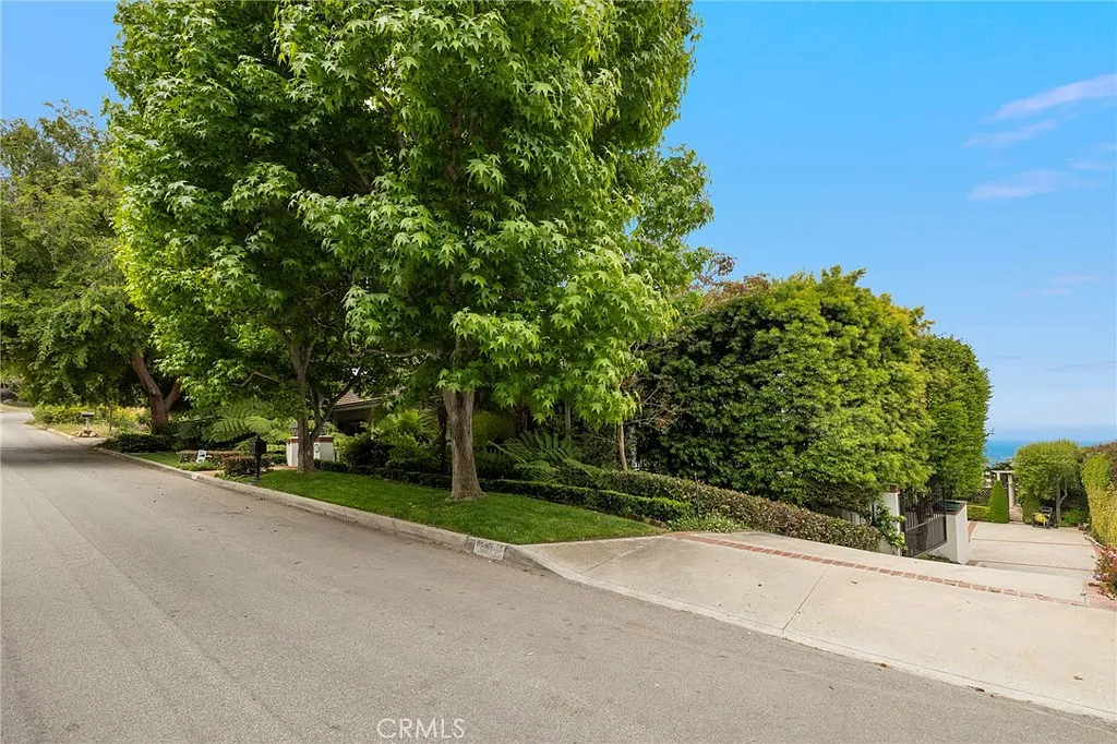 4 bed, 3732 sqft, $13,500 — Photo 3
