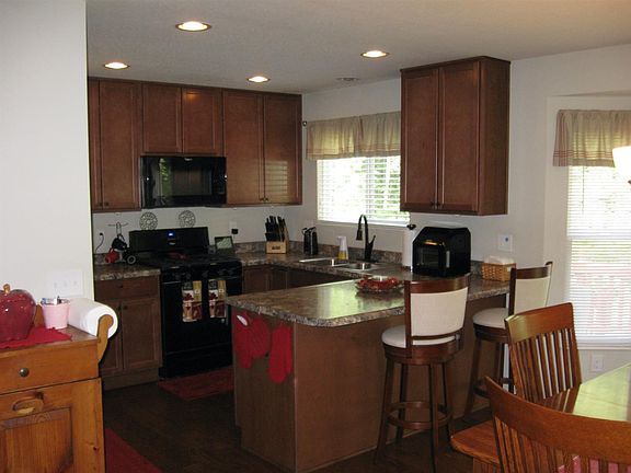 2nd image of 801 Emerald Dr