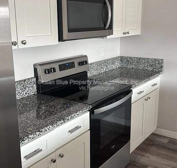 Royal Palms Apartments — Photo 19