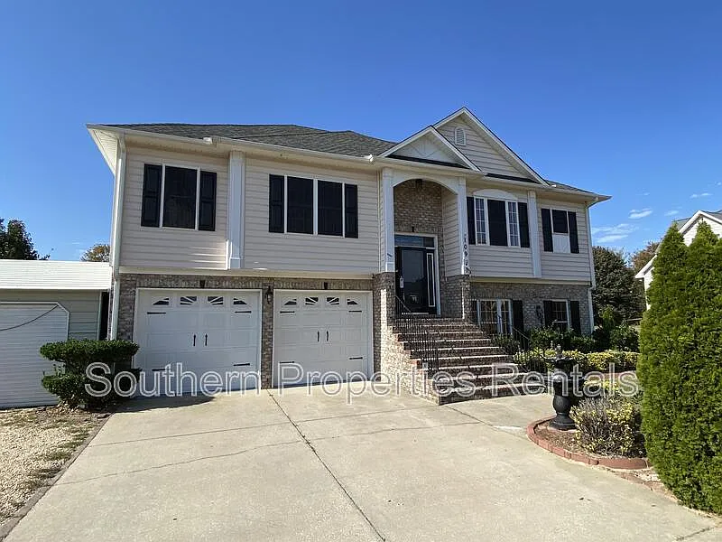 4 bed, 3.0 bath, 2415 sqft, $2,300 — Photo 2