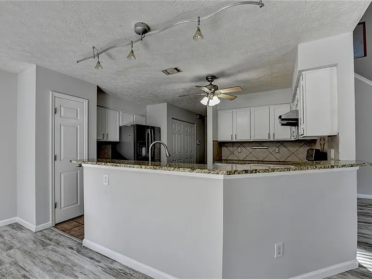 1112 Ashbury Dr — Photo 23