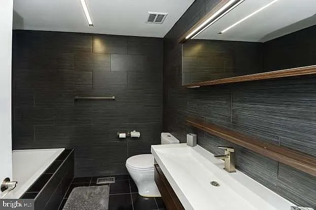 71 Versailles Blvd — Photo 10
