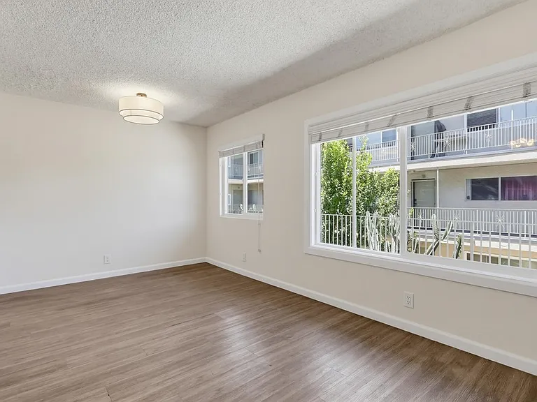 6407 10th Ave — Photo 4