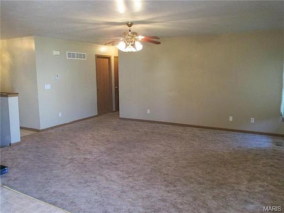 4th image of 1215 Hawthorn Ct