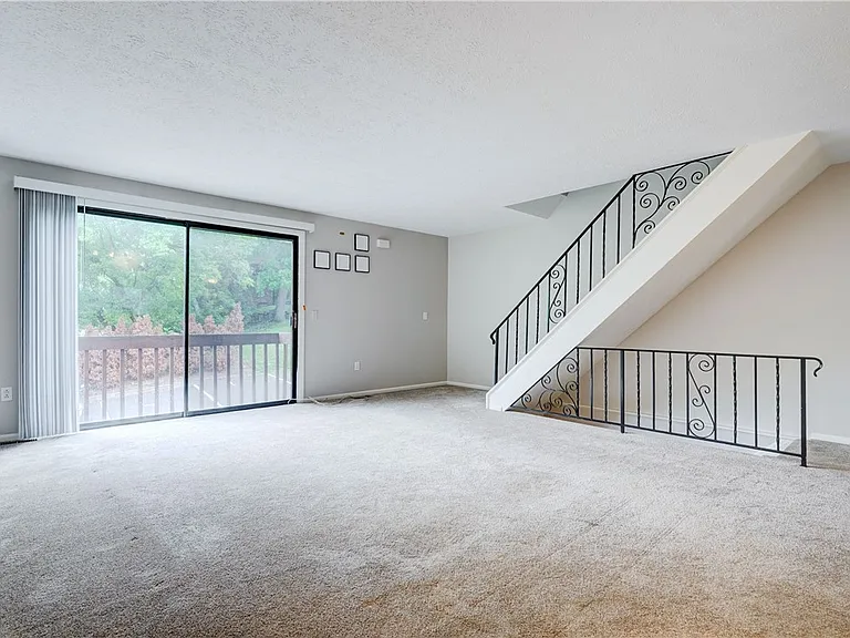 133 Penn Ln — Photo 2