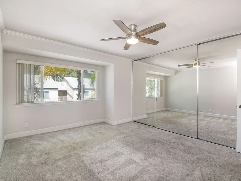 8545 Villa La Jolla Dr #H — Photo 25