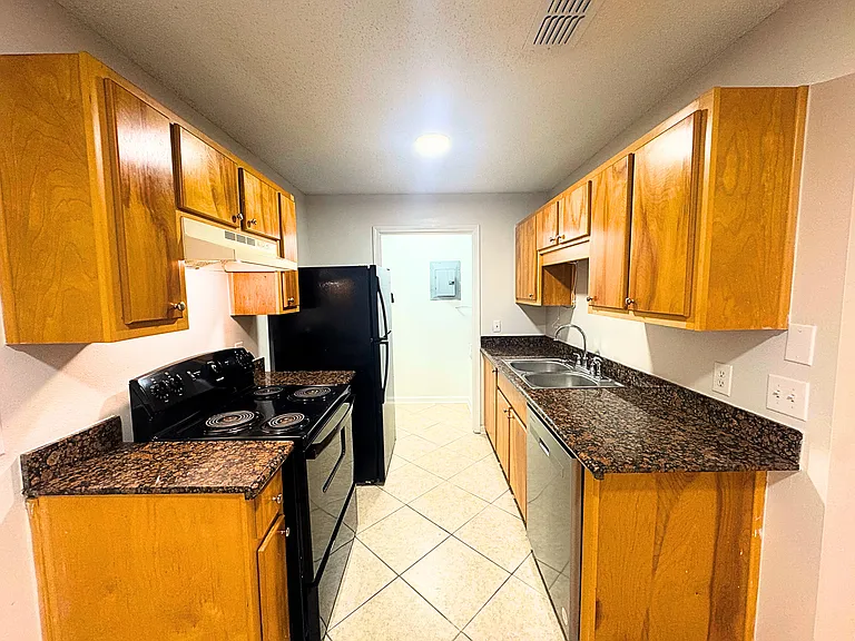 Willow Tree Apartments — Photo 9