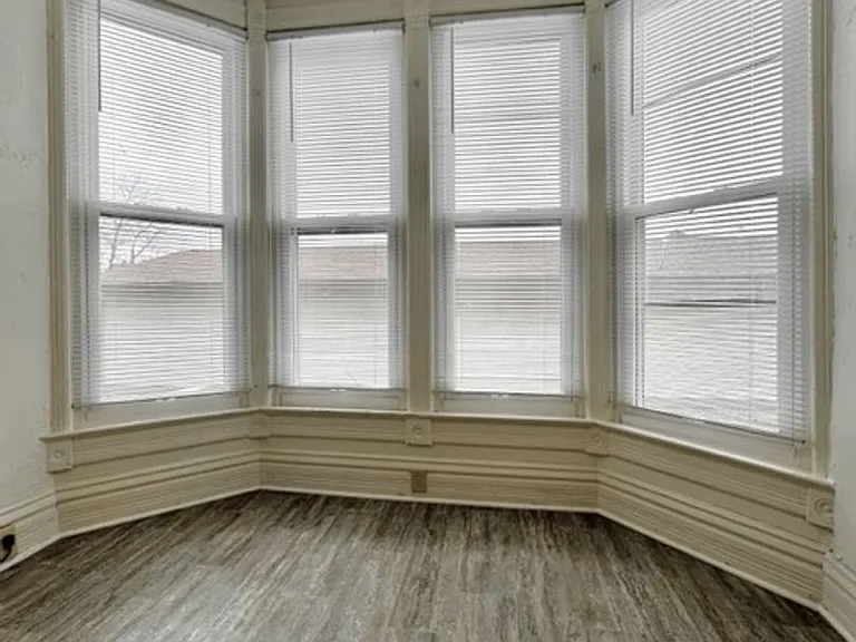 208 S Webster Ave — Photo 4