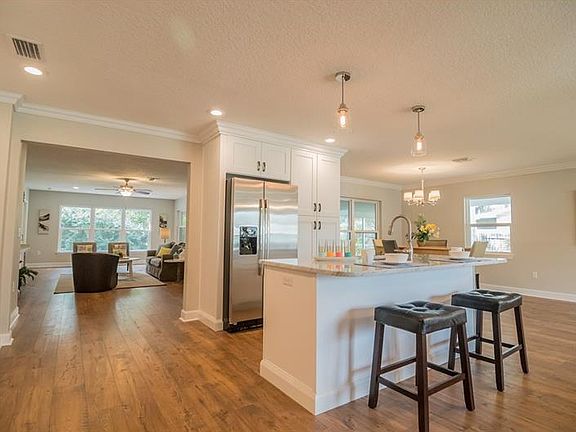 5th image of 2705 Collins Ave