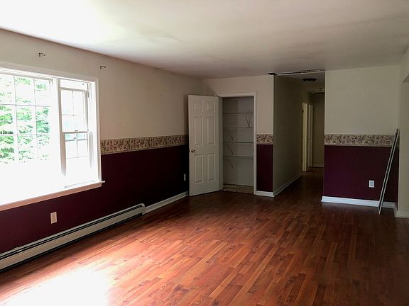4th image of 24 Bumblebee Ln