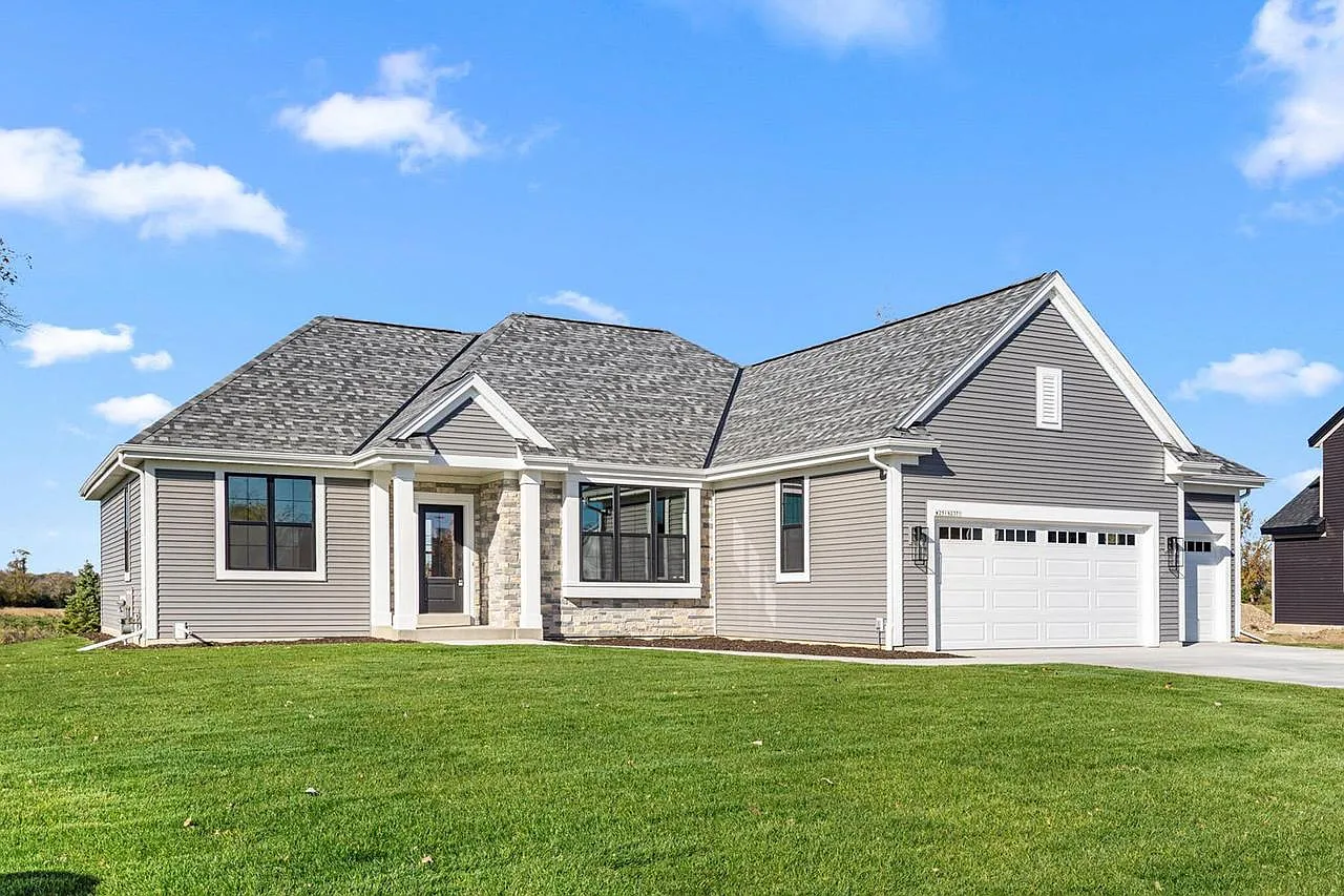 W251N2371 Valleyview CIRCLE photo 1