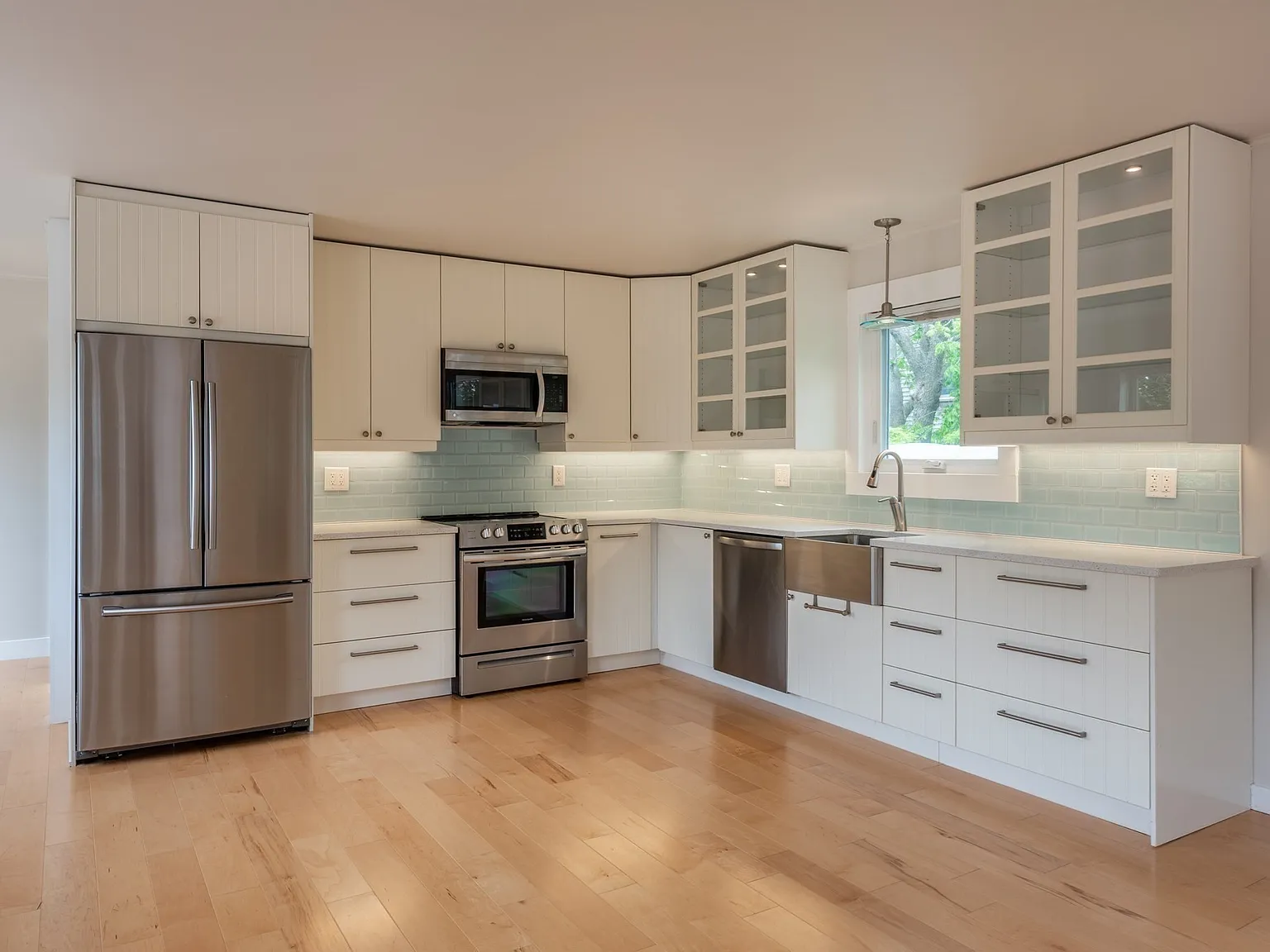 2 bed, 1.0 bath, 881 sqft, $3,200 — Photo 1