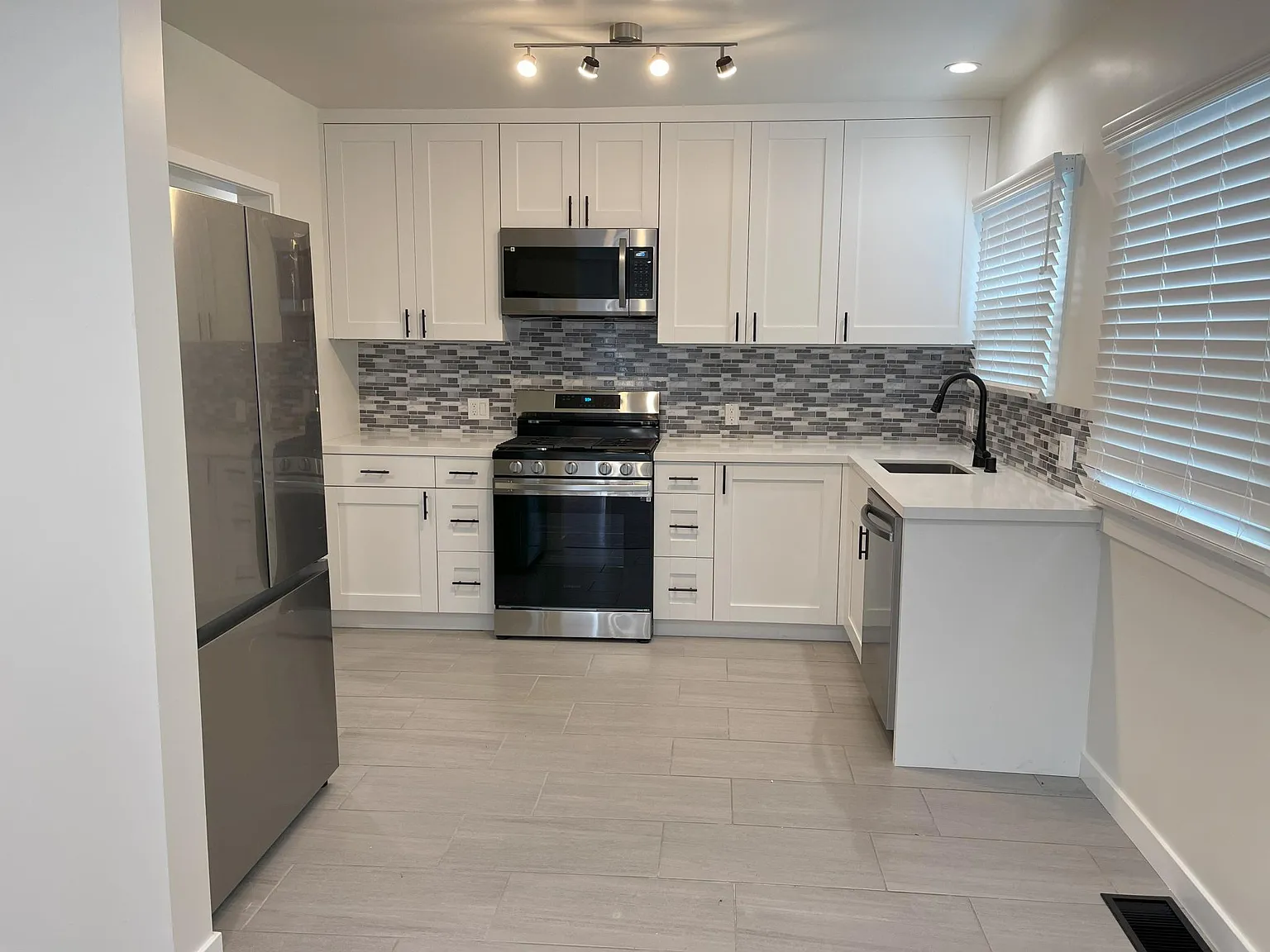 1 bed, 725 sqft, $2,300 — Photo 2