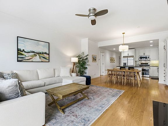 4th image of 508 W Melrose St APT 6C
