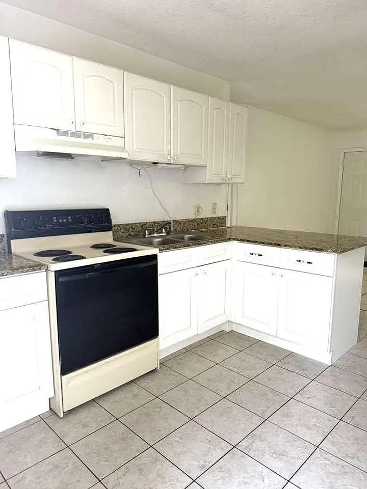 421 NE 26th Ct - 421 — Photo 2
