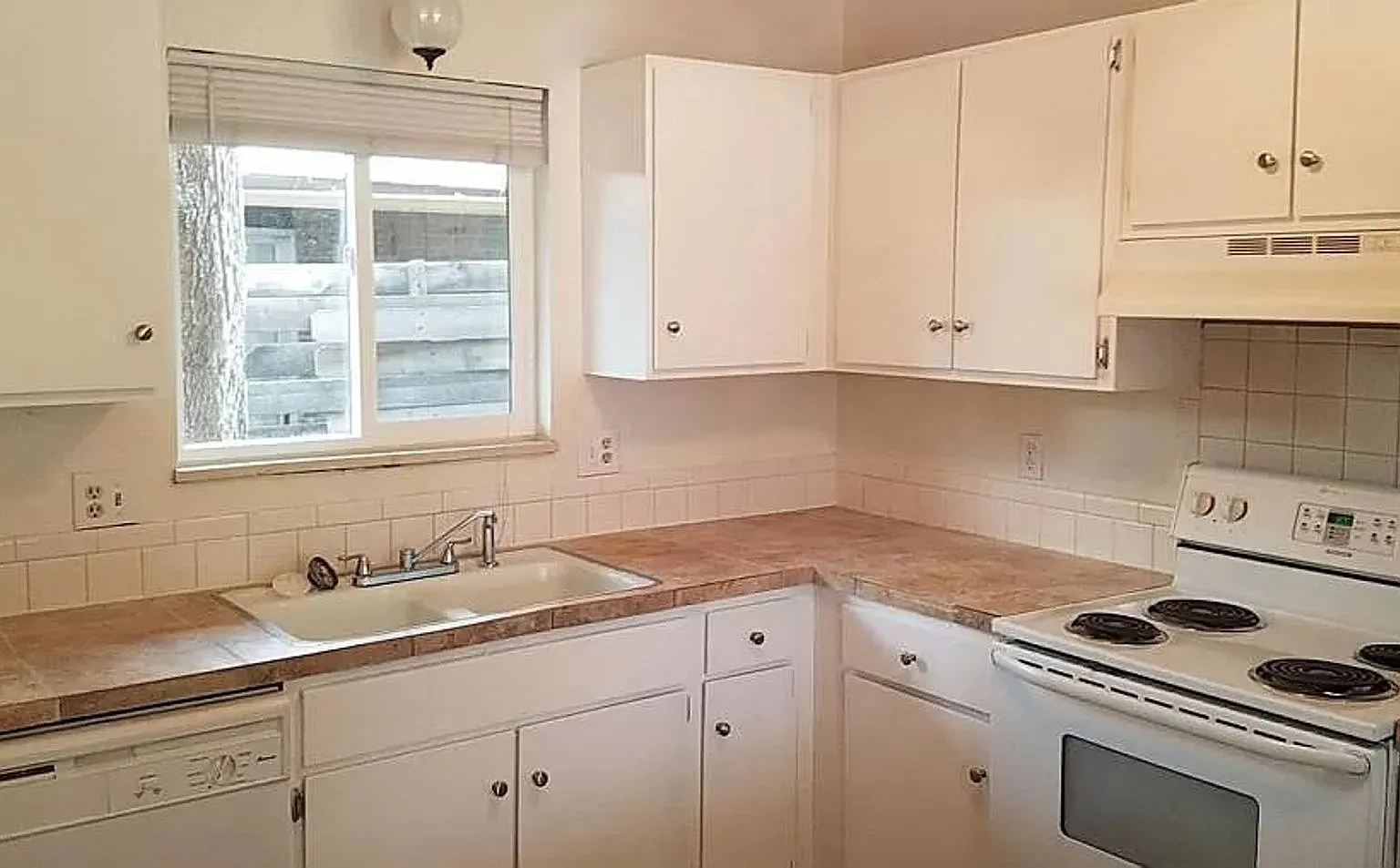 Beautiful 2 Bedroom Town Home! — Photo 2