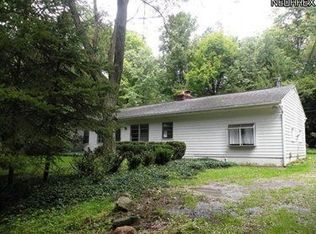 16680 Heatherwood Ln, Chagrin Falls, OH 44023