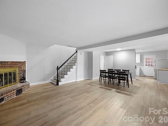 3rd image of 809 Jamestown Dr APT 5