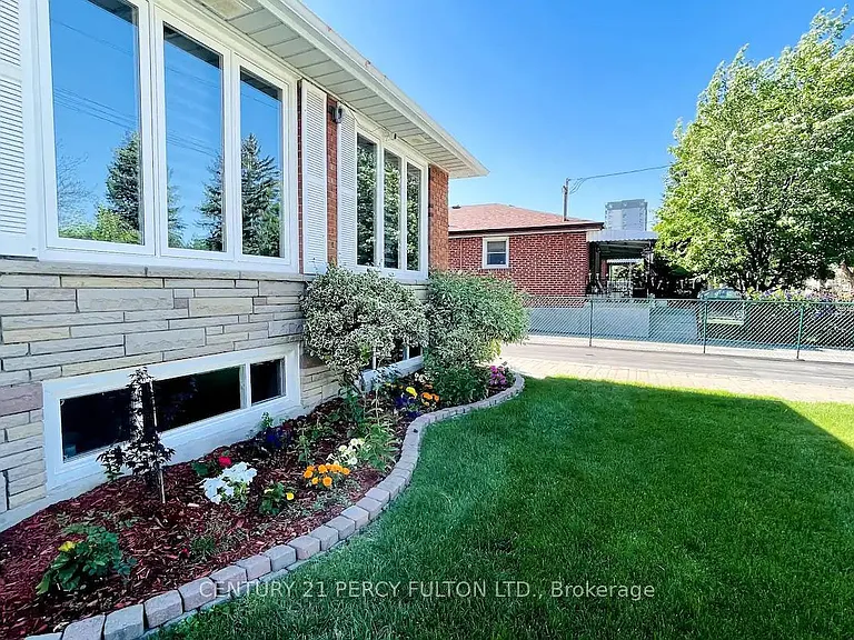 10 Clementine Sq — Photo 2
