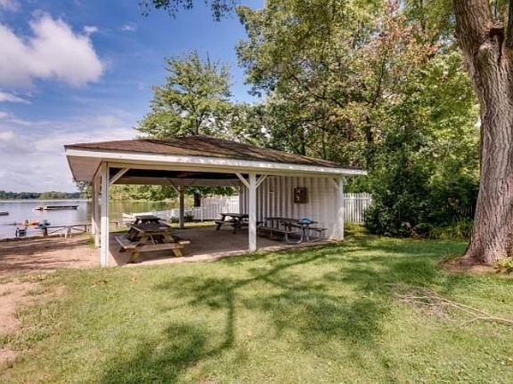 3rd image of 32356 Hilltop Dr