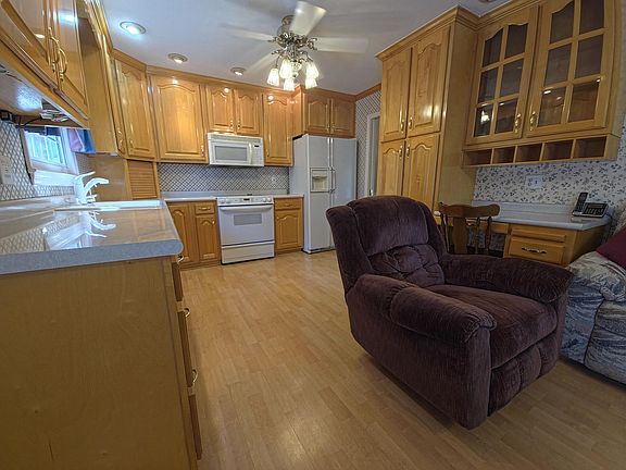 5th image of 548 Las Lomas Dr